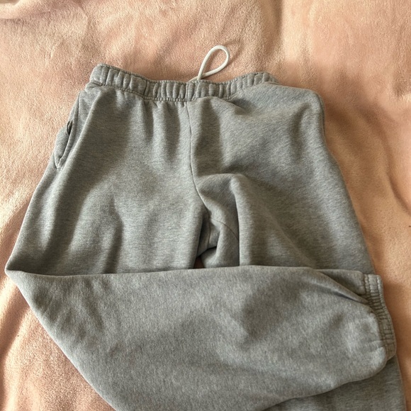 grey aritzia sweatpants - Picture 1 of 2